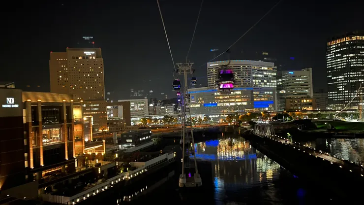 水中還能顯現一點倒影。