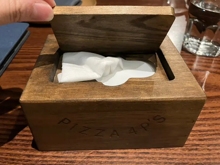 這個木盒我以為打開是衛生紙，結果是濕紙巾吶~~