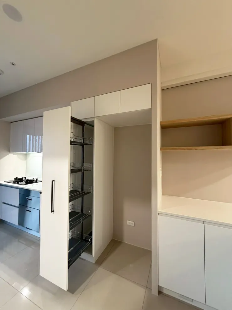 高升側拉櫃讓垂直空間利用最大化，乾貨零食收納得井然有序。