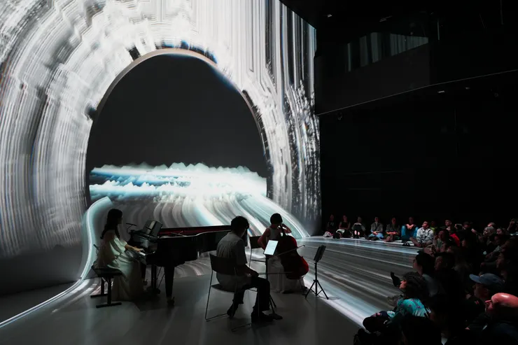 《DRIFT IN TIME》從「冰的記憶」出發，透過作品思考氣候變遷與人的關係。取材自團長江致潔近年踏查格陵蘭、冰島、紐西蘭南島等島嶼冰川地貌的所見所感。 （圖／叁式Ultra Combos　提供）