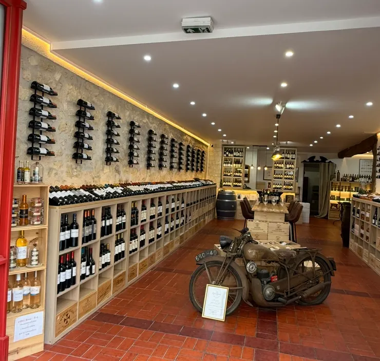 有很多很多賣著葡萄酒的店