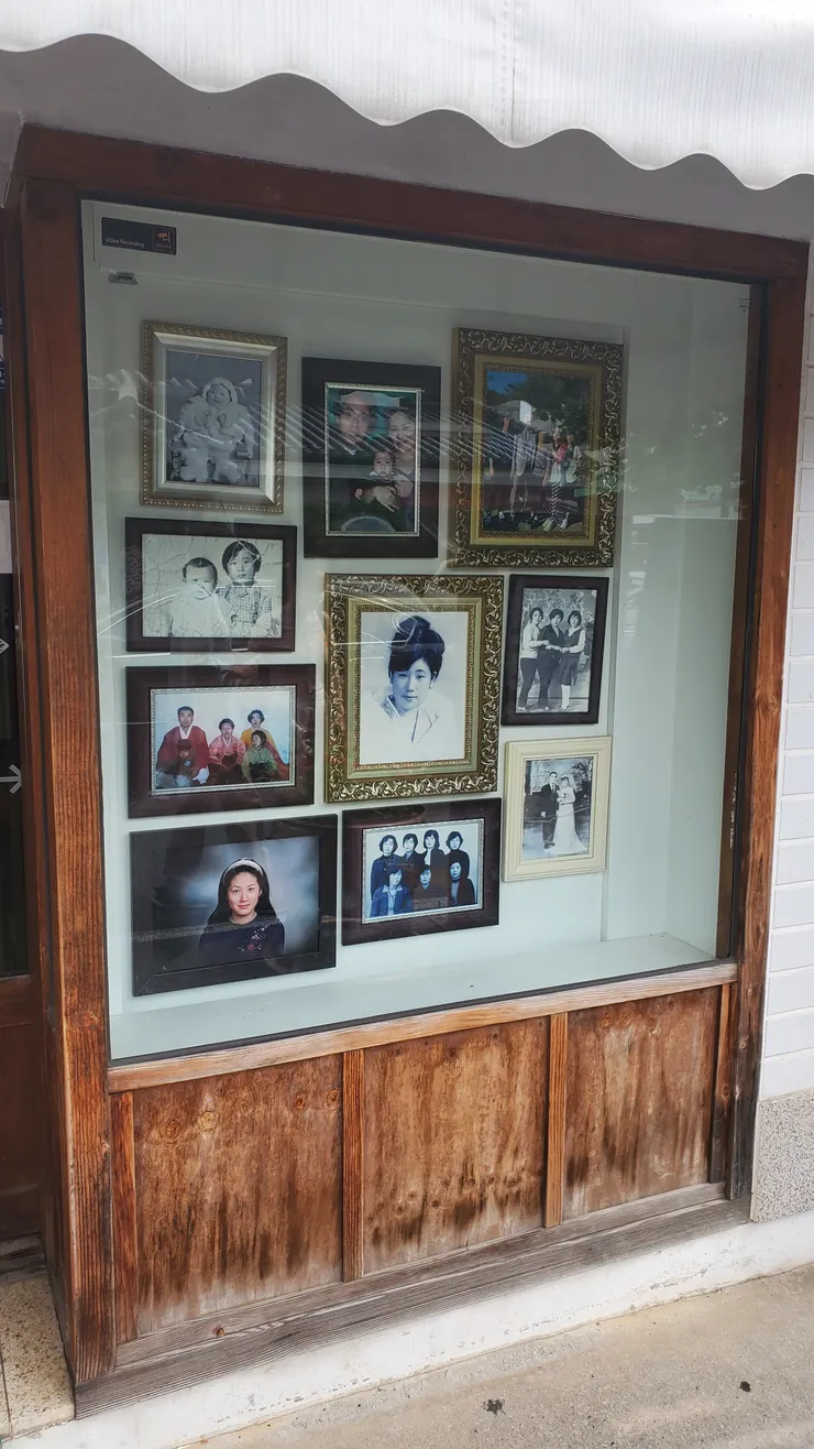 至今拍攝地『草原照相館』仍掛著多琳的照片，供遊客欣賞。2022年 夏