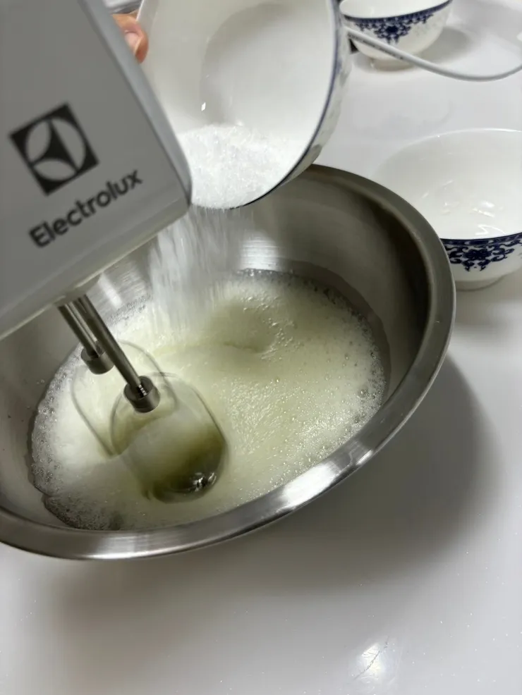 打發蛋白並加入砂糖