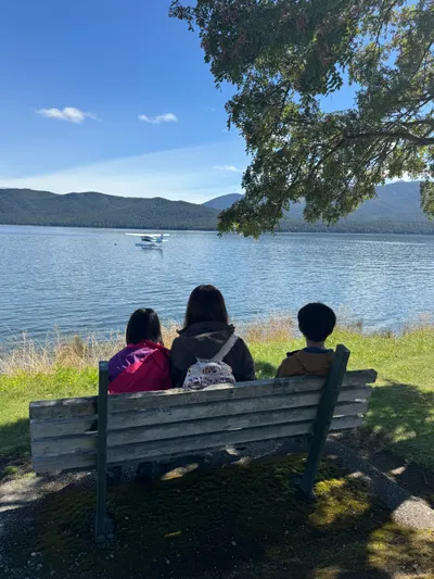 《紐西蘭。景點》Te Anau湖，步道遊艇與比基尼👙日光浴