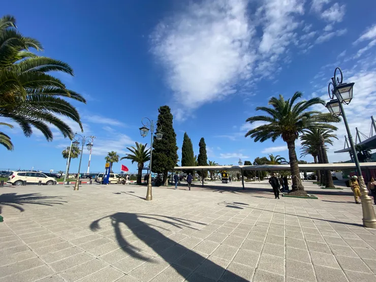 出機場後看到摩國紅色國旗，感到旗開得勝