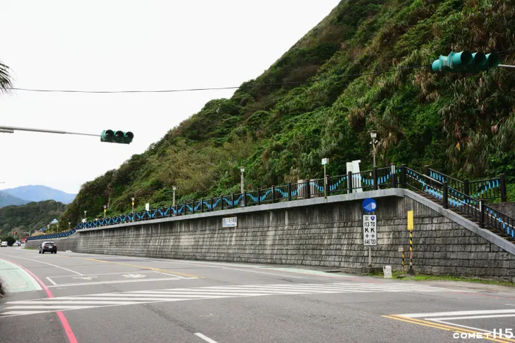 八斗子車站復駛時除了改建山側舊月台外，另在海側新建月台讓旅客看海