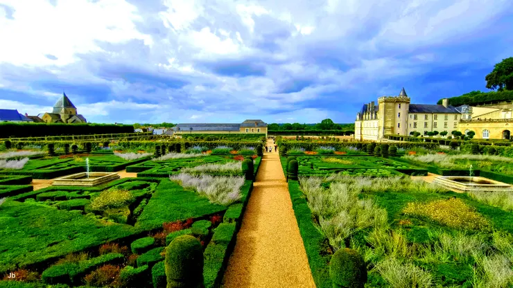 【羅亞爾河水環護城樓兼滋養花木 文藝復興風格融合了自然與人文。城堡花園中線。】