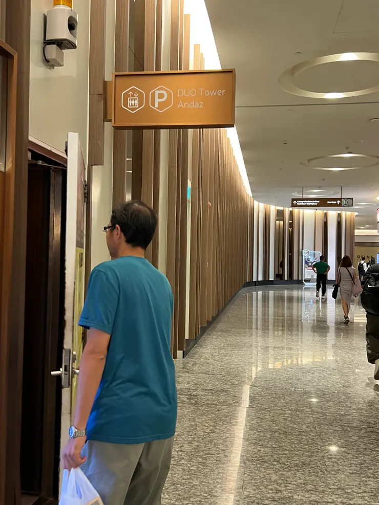 從這個門進去，就能直通飯店25樓大廳