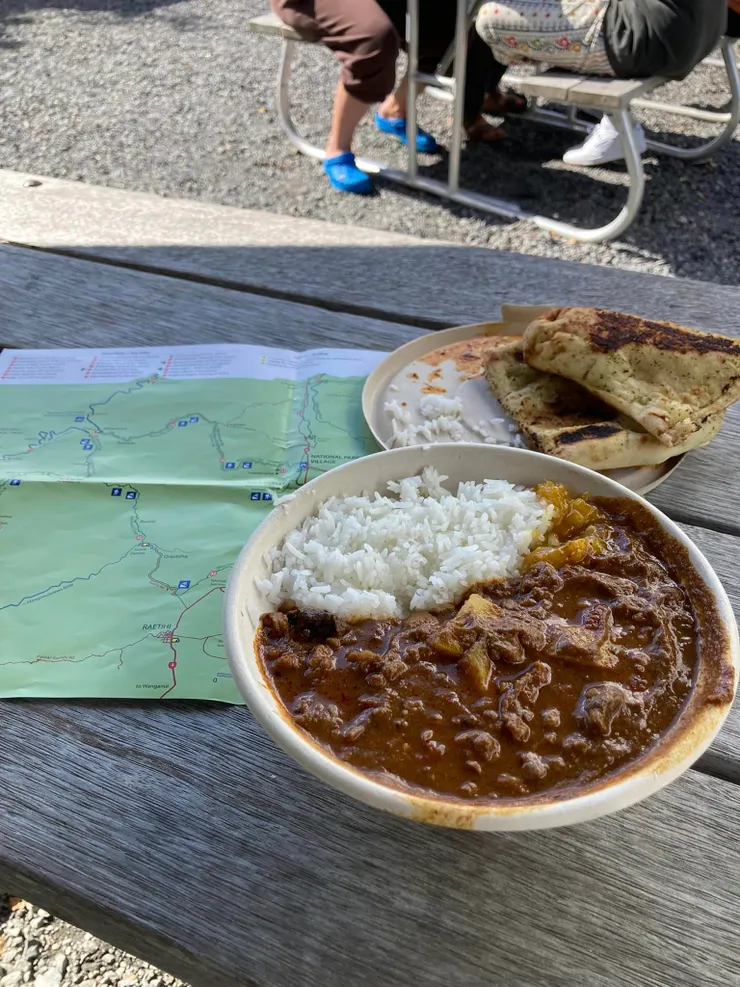 $15塊包含了一大碗咖哩，Roti，和免費續加的芒果Chutney 奧克蘭絕對找不到的性價比!