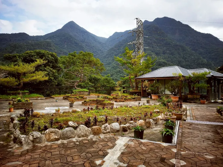 旅館外寬闊的庭院