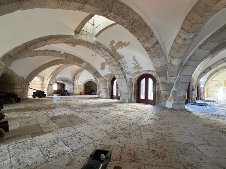 一樓的砲台區,四周牆壁設有小窗。