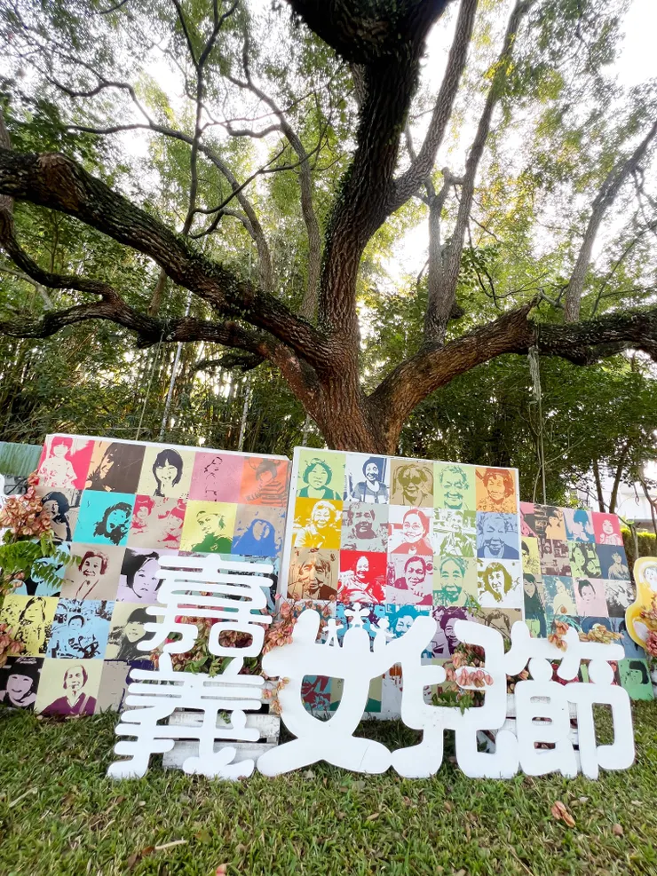 嘉義是以農工為底蘊的縣市，鄉親們普遍有著勤勞誠懇、守土愛家的特質，但因世代東方文明的積累，親子、夫妻之間並不習慣以「擁抱」表達關懷支持的心意，因大人們工作忙碌，往往沒能停下腳步用心傾聽孩子們要跟我們講的內心話。(圖／小樹傳愛協會提供)