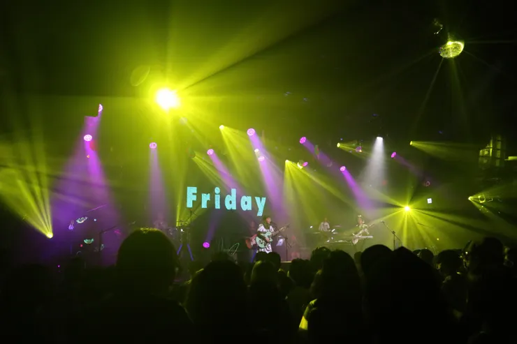 演唱《Friday Love》