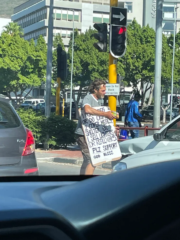 他自稱便非乞討，他在賣打火機與充瓦斯維生