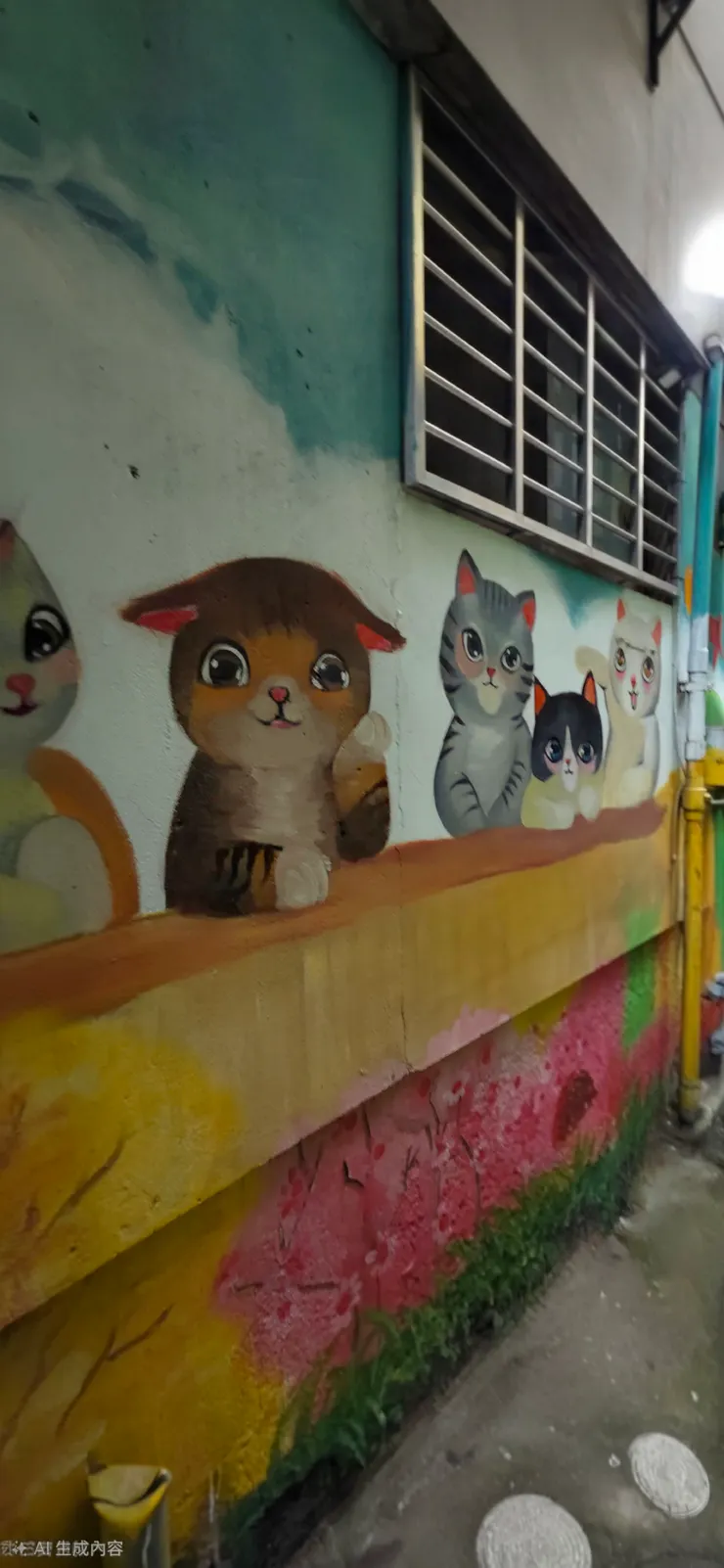 牆頭上的貓咪五人組（中港一街鄰里守望相助隊）整齊劃一地探出頭，其中一隻手裡還拿著小魚乾，冷靜地看著這場鬧劇。 「阿強這演技，今年金馬獎穩了。」