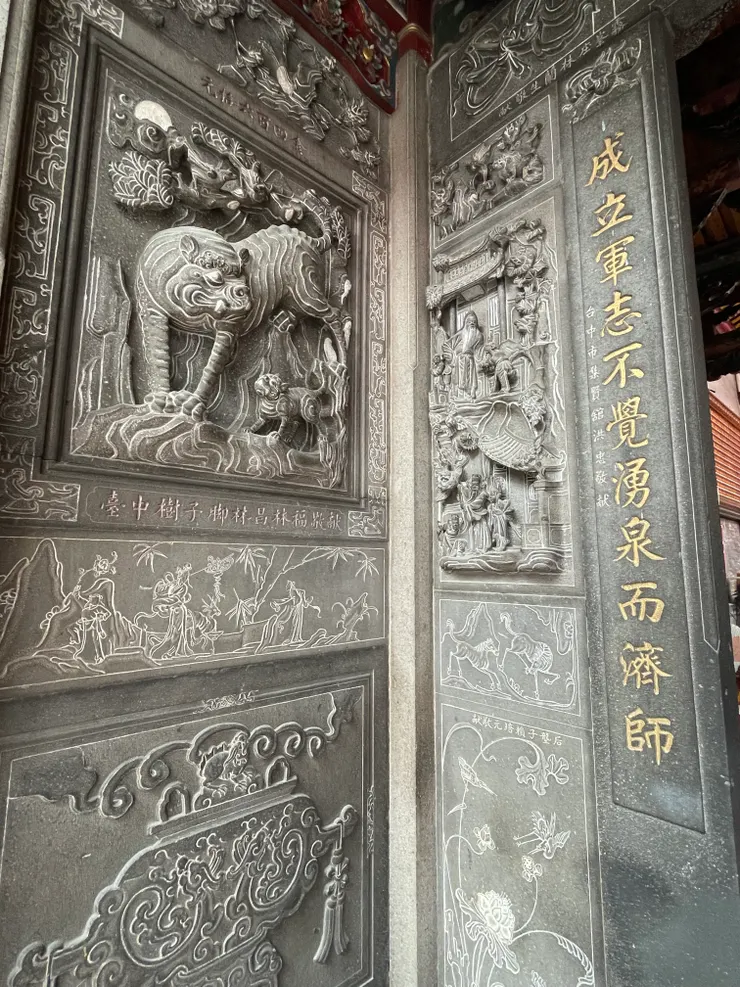 龍虎雕像守護廟門