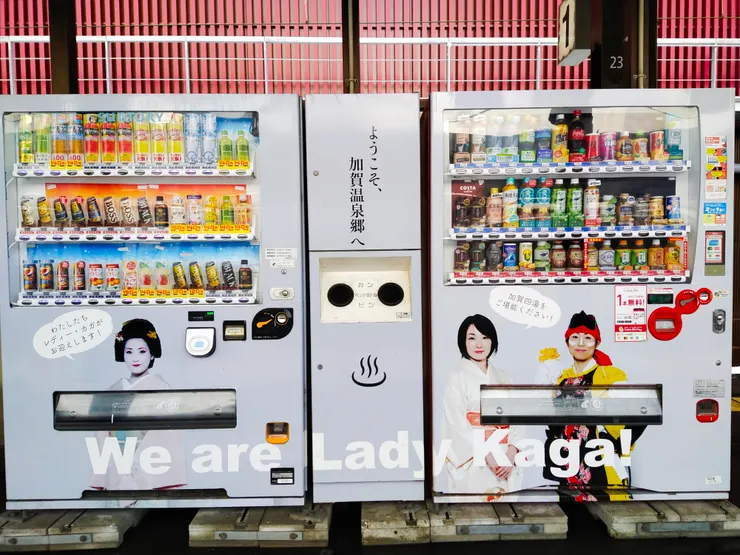 自動販賣機上有 We Are Lady Kaga的宣傳