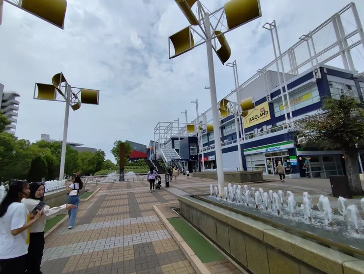 繼續往前走，會看到指示遊船處和海遊館需上2F