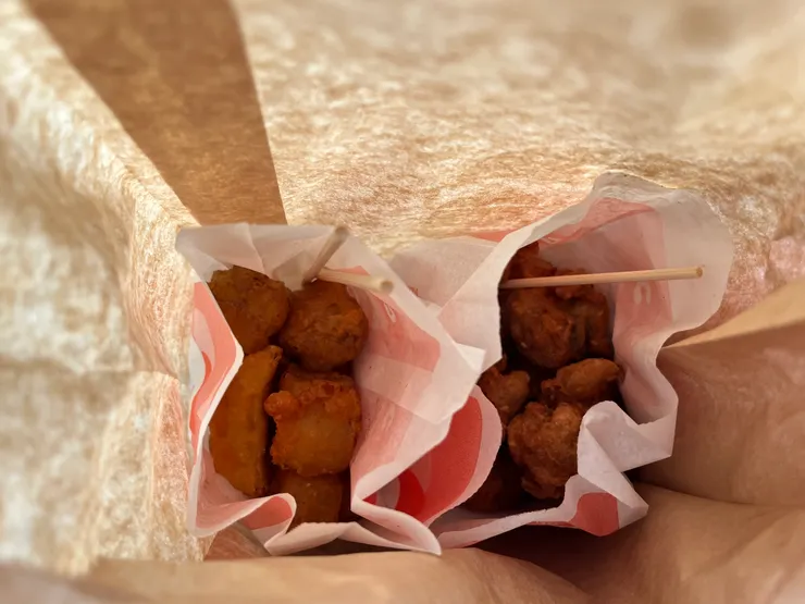 杏鮑菇跟大份炸雞。
