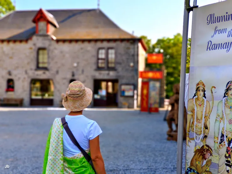 【古堡前有羅摩衍那畫展的廣告】