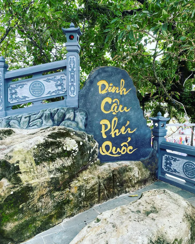 因為讀音近似舅舅，所以俗稱舅舅廟