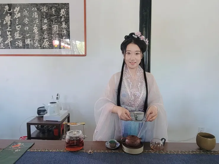▲蘇軾在宜興蜀山講學時，非常講究飲茶，有所謂「茶事四絕」之論：「茶當取陽羨貢茶，水當取金沙泉水，壺當用宜興紫砂，火當燒桑葉煮茶。」（攝影／水靜葳環遊世界366天）