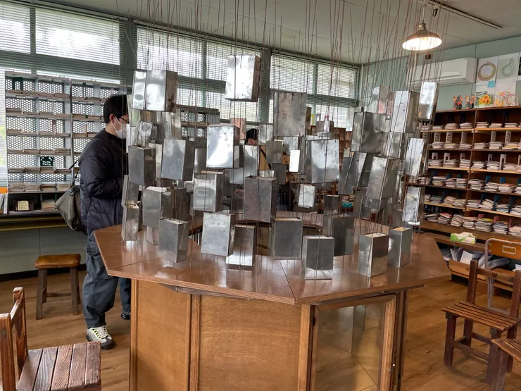 郵局本身小小的,中間的鐵盒子裡面也都塞滿了明信片