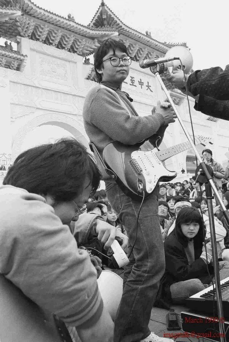 黑名單工作室現場演唱「抓狂歌」 攝影：葉仰山