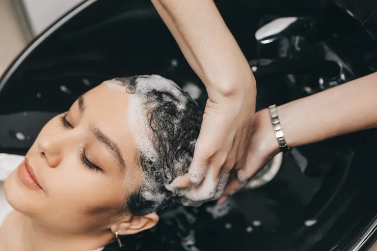 比起台式洗髮,越式洗頭更重視按摩體驗,技師洗頭同時也會幫客人按摩。圖/123RF圖庫