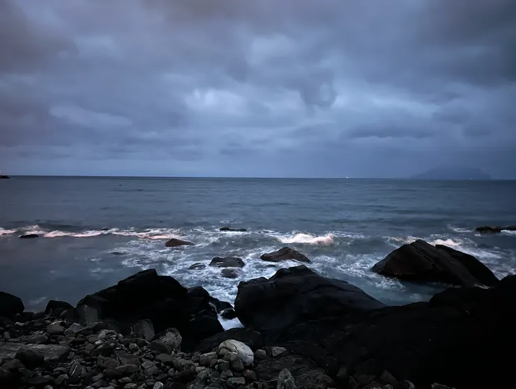 夜晚寧靜的大海，IPHONE拍的效果很不錯