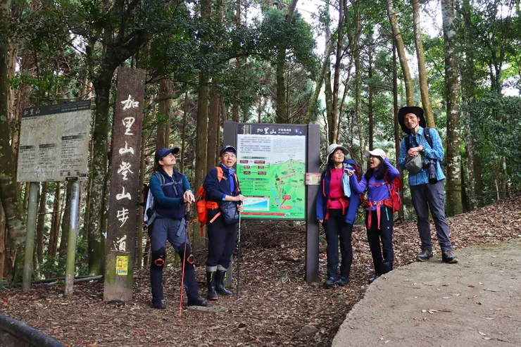 一早7點由板橋出發，9點至加里山鹿場停車場整裝起登