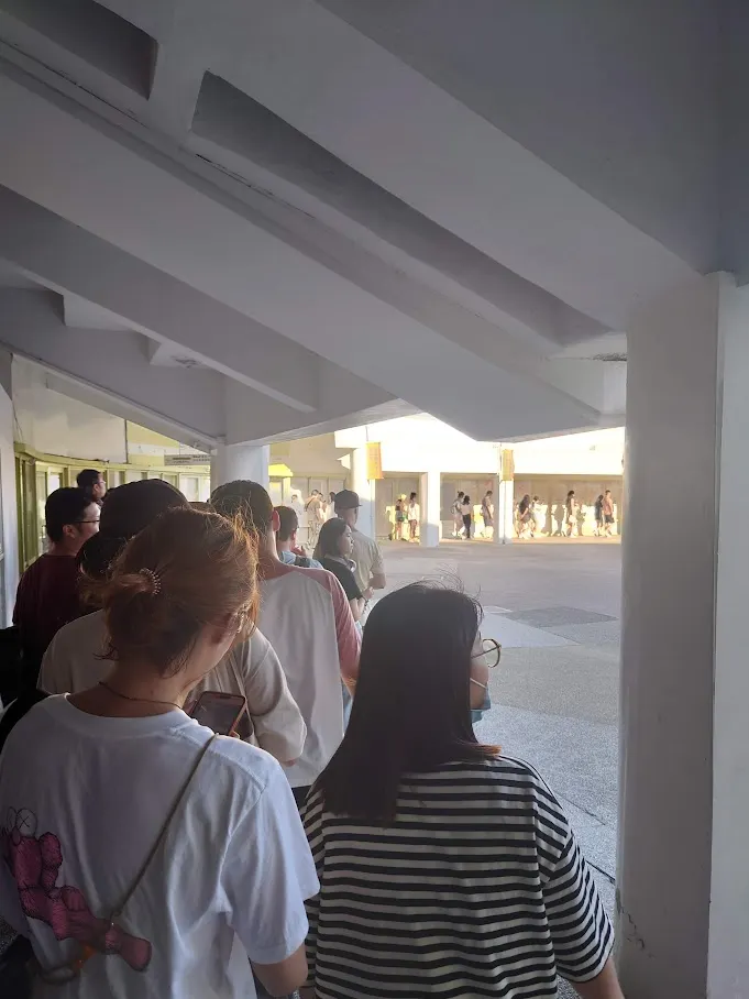 超可怕的花博排隊人潮，排了快半個小時，人超郭