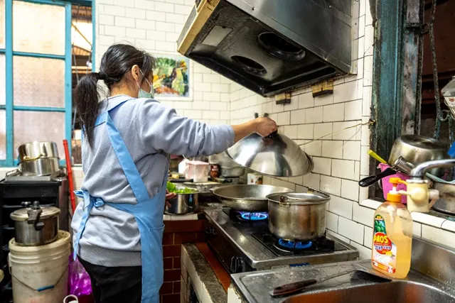 劉素伶幫忙長輩備餐，豐富菜色又兼顧營養。