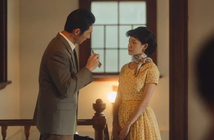 KK拿出一元美金鈔票鼓舞薏心