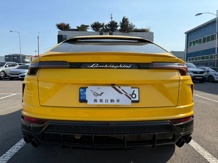 退休股市達人成功入手 2022 Lamborghini Urus 韓規版本！從找車、鑑定到出口回台，全紀錄解析外匯超跑休旅代購流程，亮黃車色搭配雙色菱格內裝與稀有四座配置成為焦點。