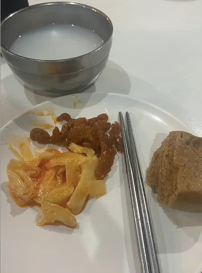 排雲山莊｜早早餐｜清粥饅頭配罐頭小菜