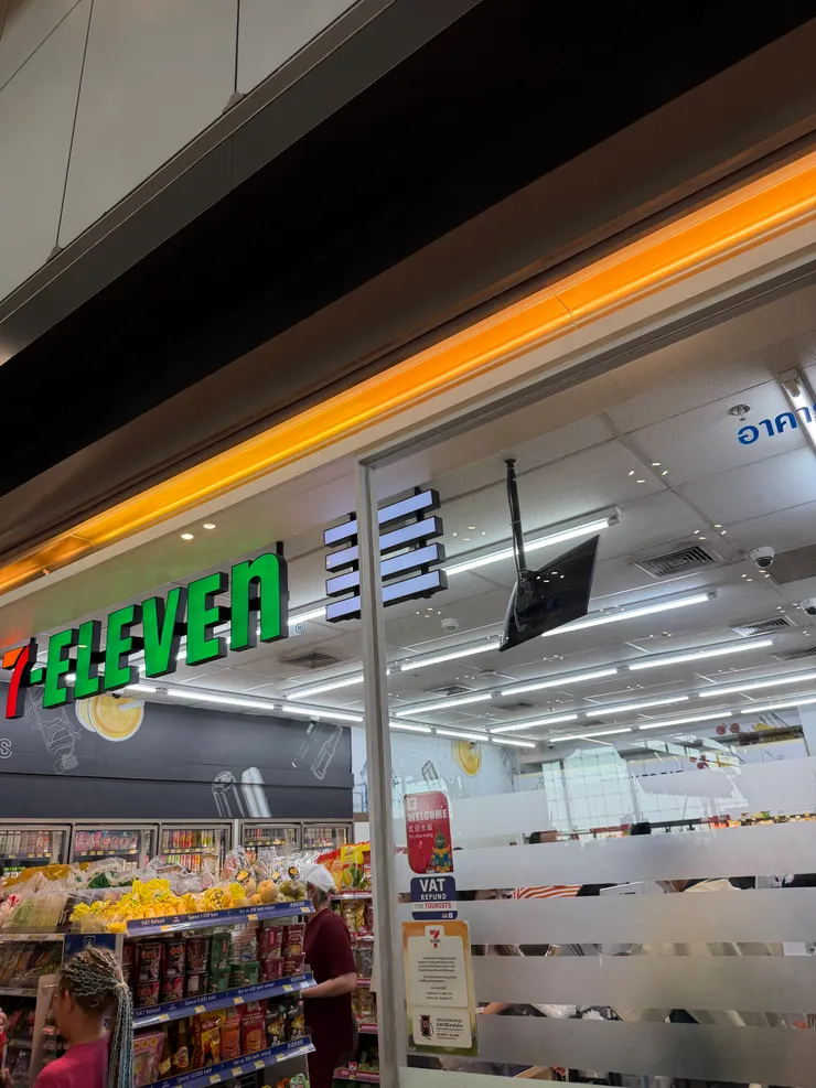 泰國機場出境前可至711花掉零錢，這裡沒有通膨感，要買飲料就出關口前喝掉即可