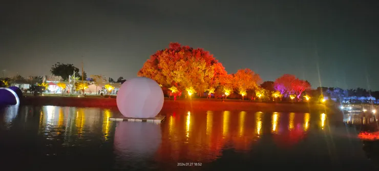 這裡搭配了現場的燈光效果還有音樂，超科幻的感覺