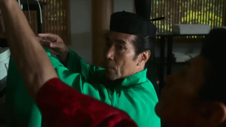 道兼幫忙整理書卷時被為時發現手上的傷痕