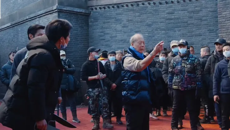 【電影《門前寶地》紀實】劇照:中間的梁紹鴻老先生正在進行動作指導