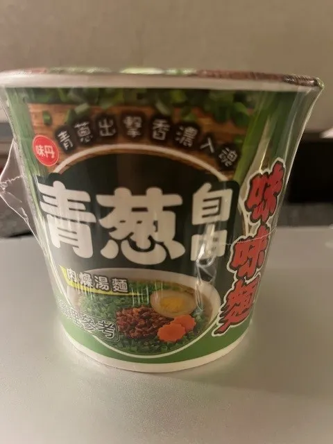 青蔥自由泡麵，回飯店根本吃不下