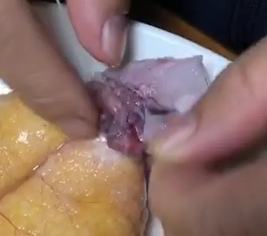 肉跟魚卵間用線綁起來