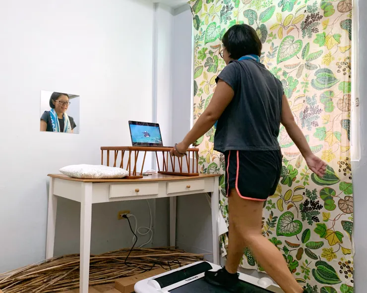 為了潛水，好好小姐認真地鍛鍊自己的心肺能力與肌力。把小房間改造為隨時都可以使用的運動間，利用跑步機的時間，一邊研究潛水，讓她樂此不疲。