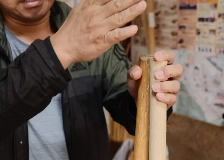 ▲張仲賢解釋，經過削皮加工後的黃藤較白（右）也比較不會扎手。廖珮容攝。