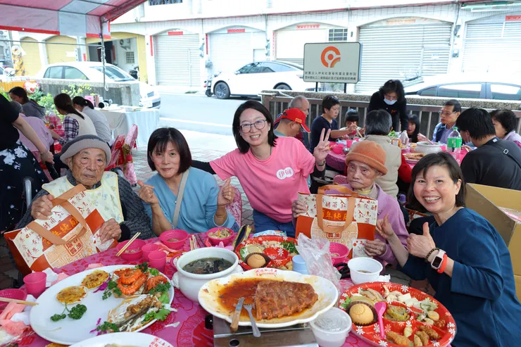 (圖說:伊甸雲嘉區區長楊璧卉(中)逐桌送上感恩禮,與服務使用者及家屬開心合影。)