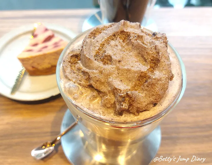 ▲踏踏咖啡-焦糖巧酥冰沙 /圖片來源：Betty's Jump Diary