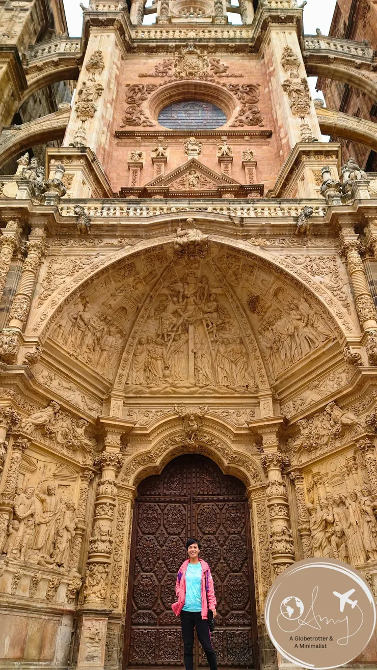 定時自拍要跑來跑去N趟的，很累。朝聖之路上我唯一的定時自拍就獻給美到無以復加的Astorga大教堂!