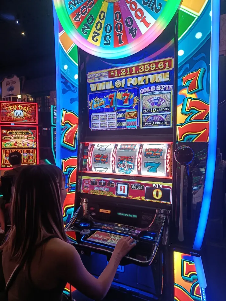 讓我花了一美元的機器,我只覺得很浪費錢哈哈。感受不到它如何讓人喪心病狂的魅力。但其實停駐下來玩樂的人比我想像中的少。(圖:予晞)