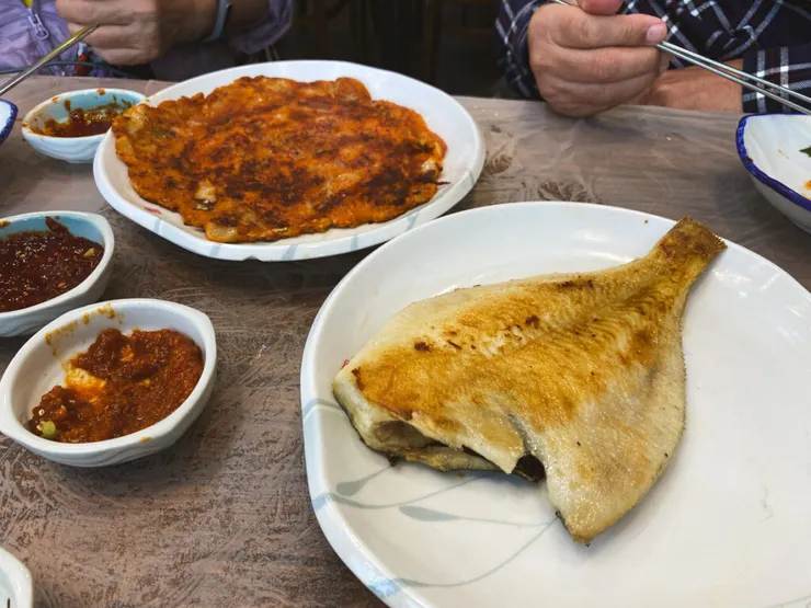 招待的泡菜煎餅和煎魚