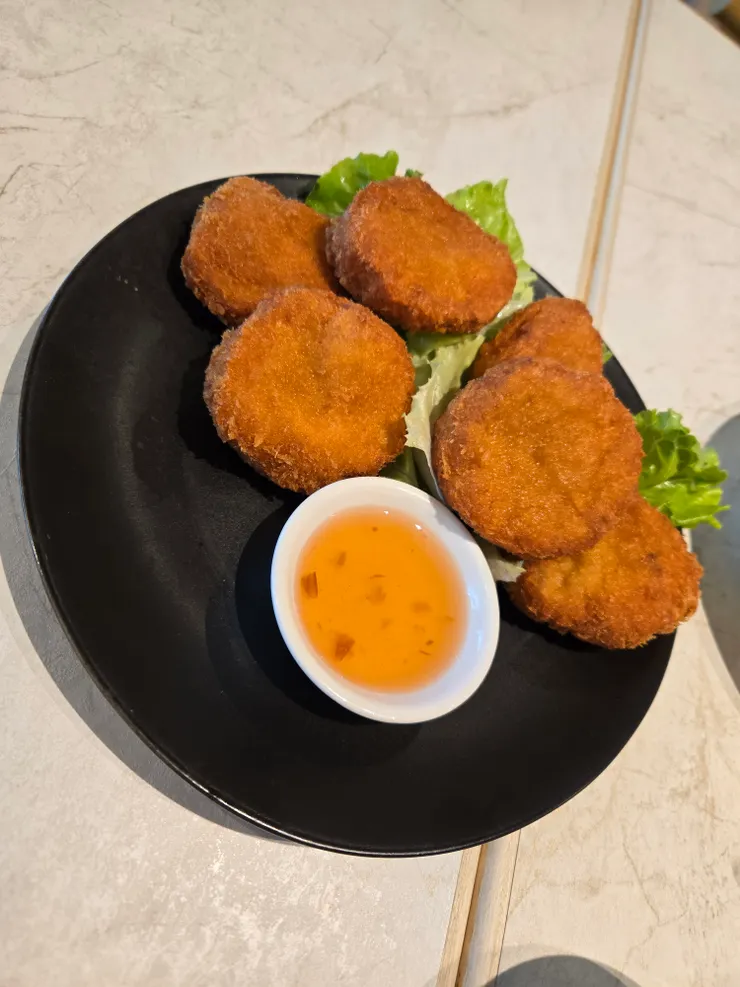 招牌黃金蝦餅外酥內有咬勁